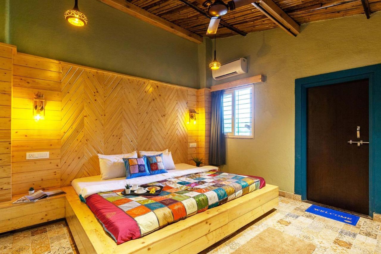 Stayvista's Ficus Farms: Mountain-View Retreat with Rustic Charm & Entertainment Igatpuri Exterior photo